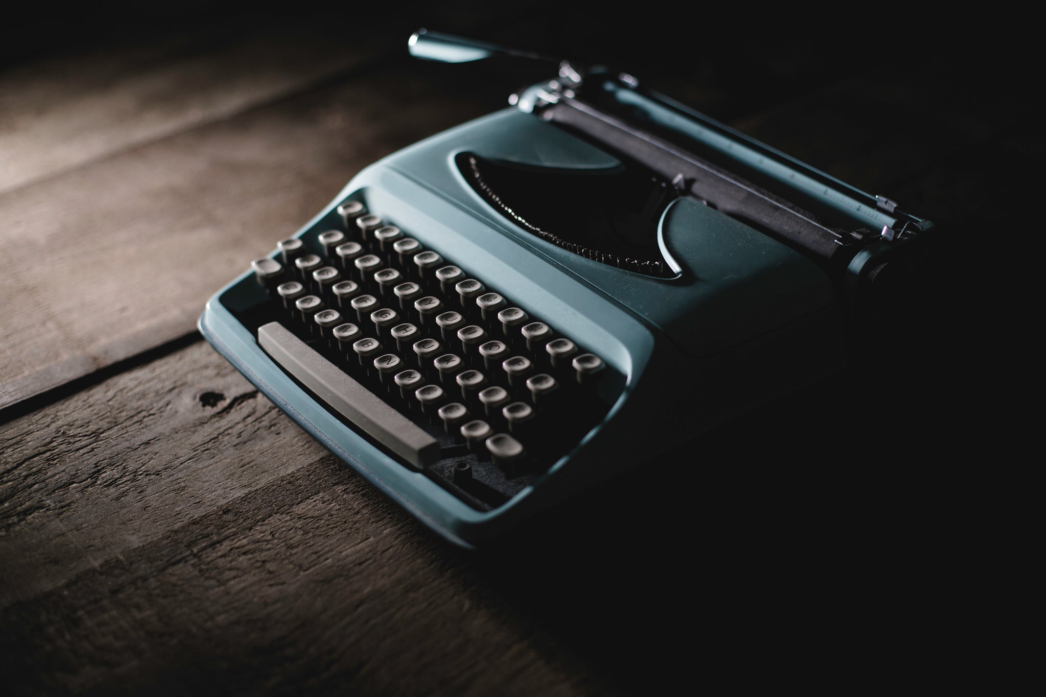 files/vintage-typewriter-in-shadow.jpg