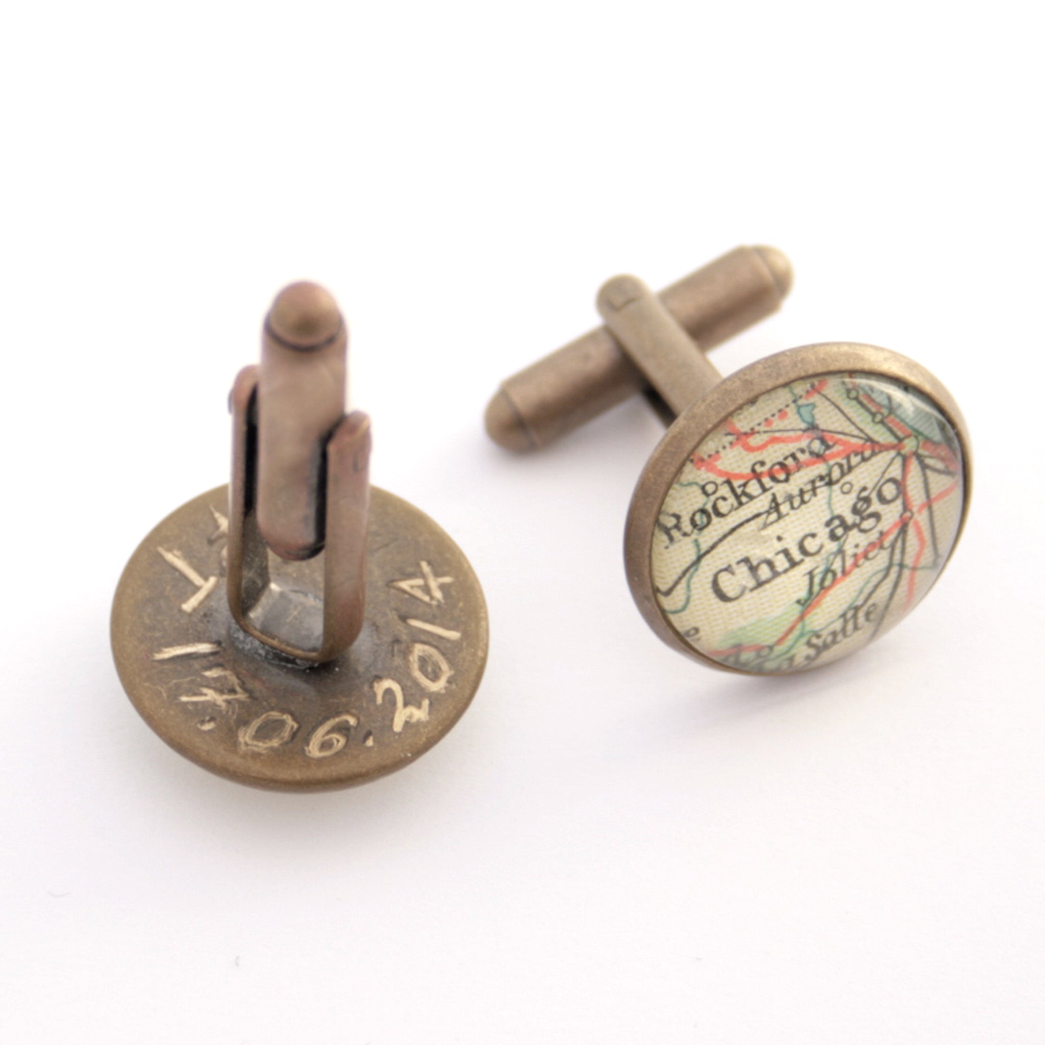 Personalised map cufflinks in antique bronze color with an engraving featuring maps of Chicago
