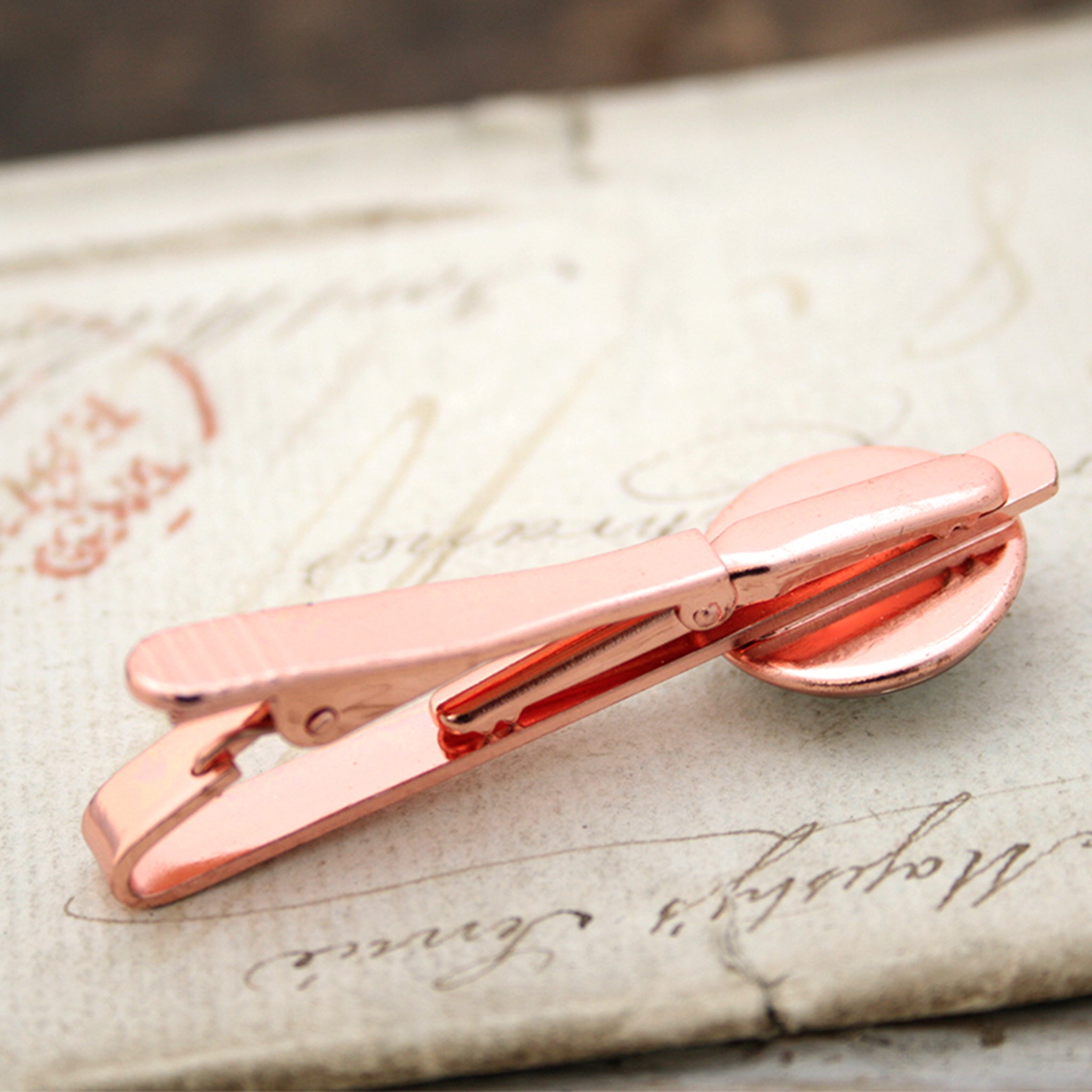 Back of a tie clip in rose gold color