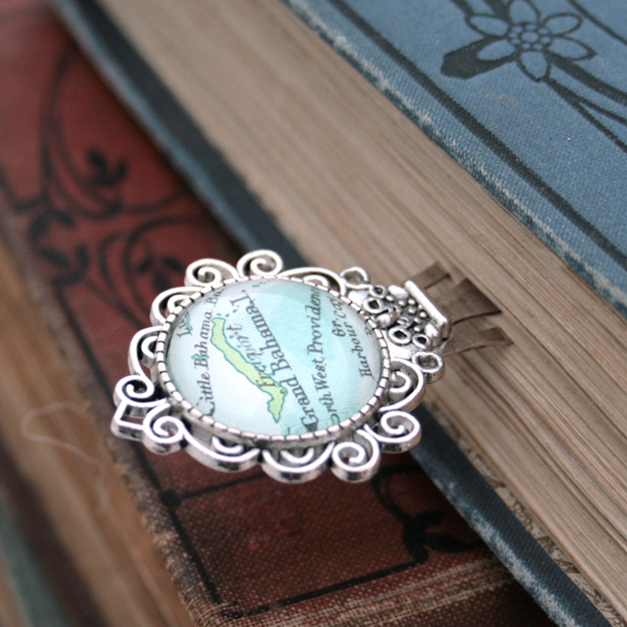 Personalised bookmark featuring Grand Bahama map in silver color