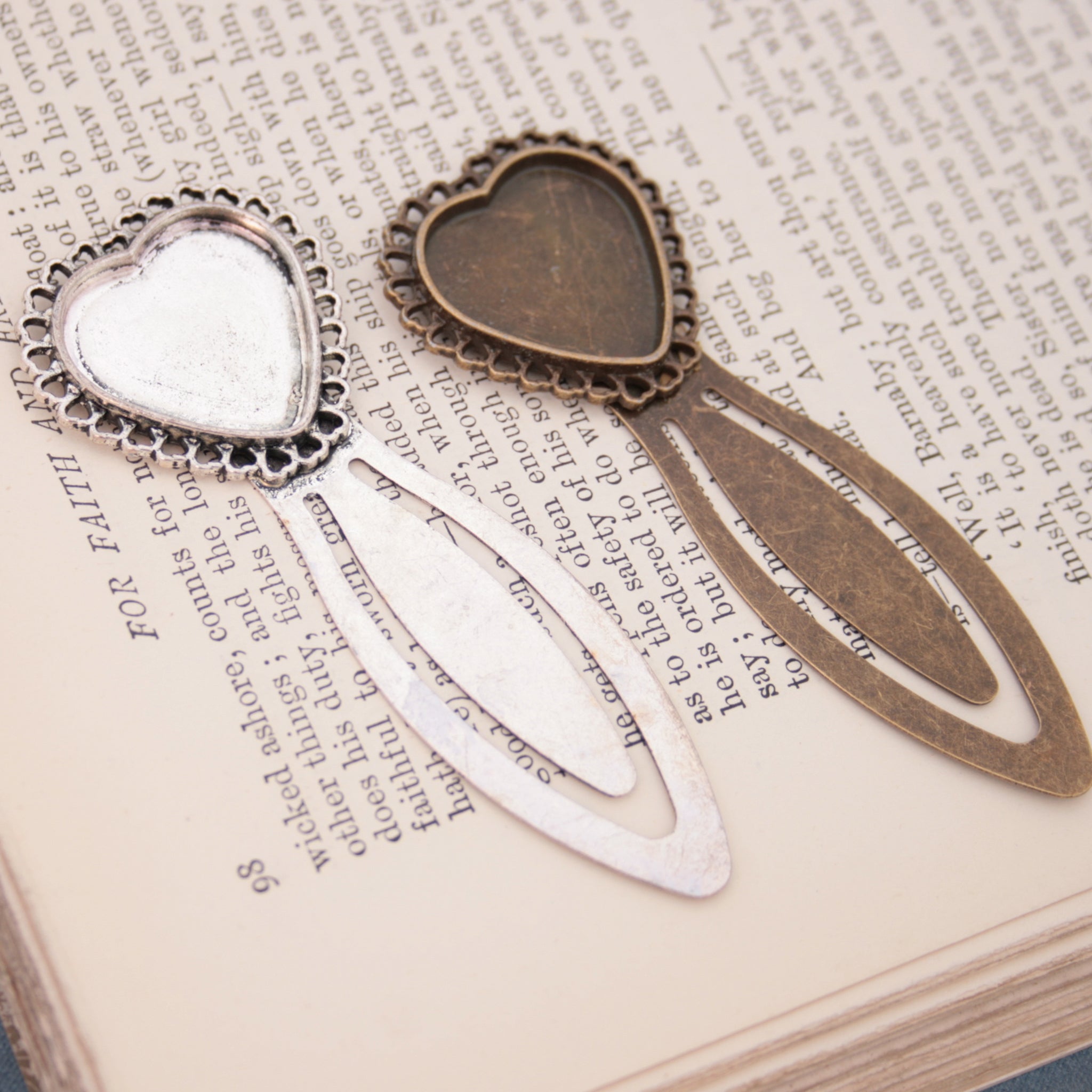 Metal bookmarks in heart shape