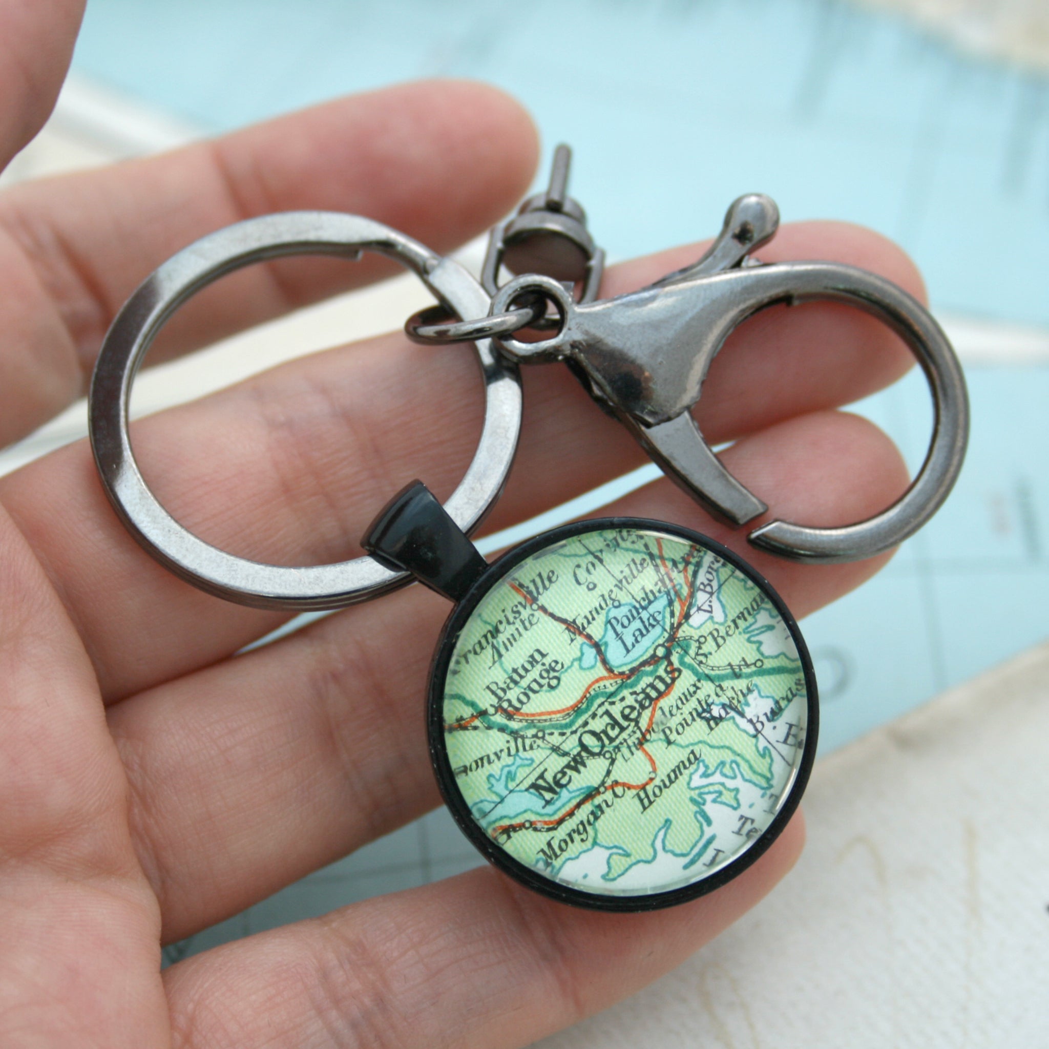 Hold in hand personalised keyring in black color featuring map of New Orleans 