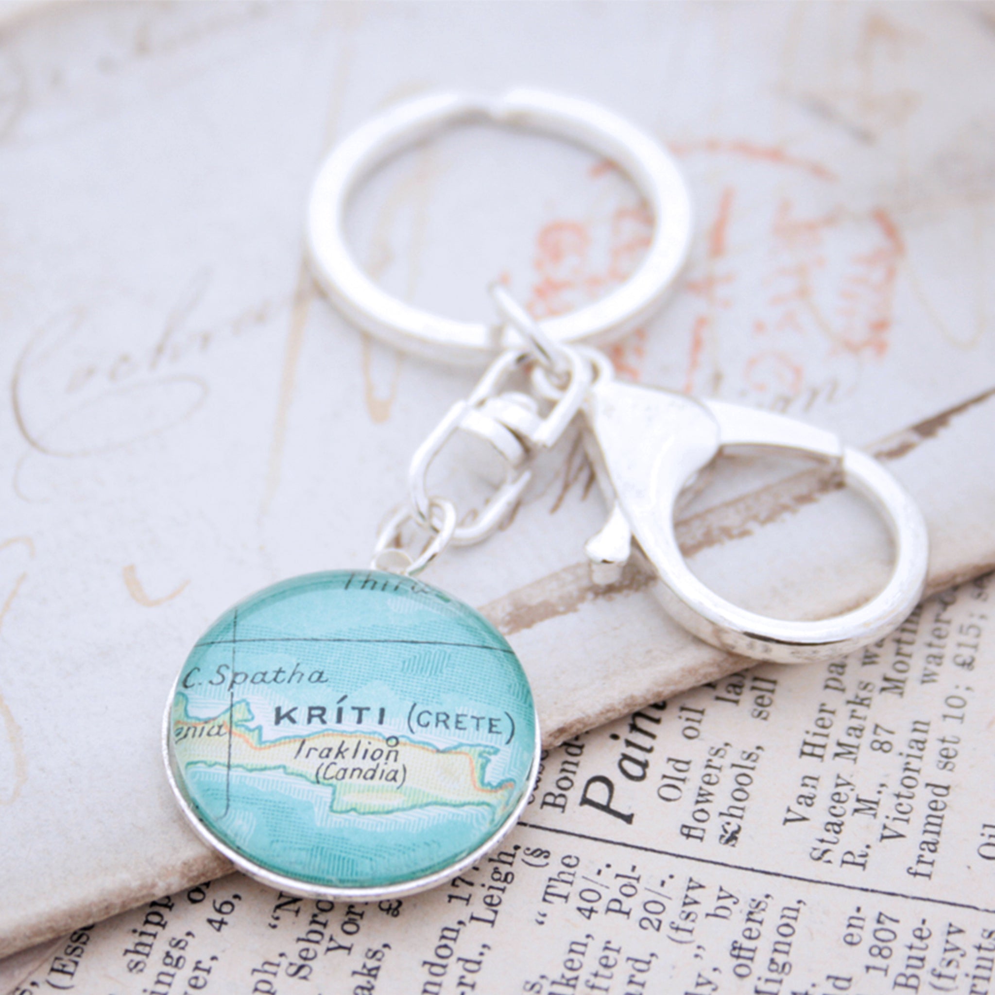 Personalised keyring in silver color featuring map of Kriti